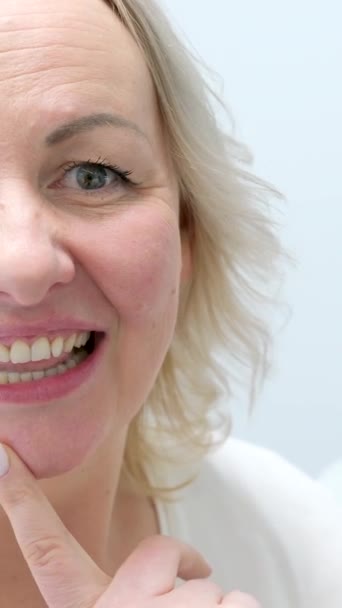 Güzel Orta Yaşlı Bir Kadın Dişçi Koltuğunda Aynada Kendine Hayran — Stok video