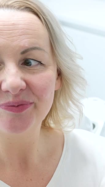 Bela Jovem Mulher Meia Idade Admirando Espelho Cadeira Dentária Após — Vídeo de Stock
