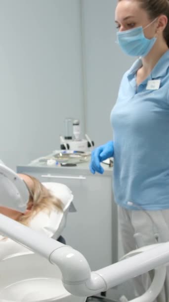 牙科诊所尖端技术病人医生和护士刷牙时 医生拿起机器 护士拿起 — 图库视频影像