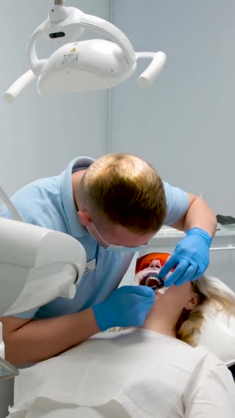 Tandheelkundige Behandeling Tandheelkundige Kliniek Met Behulp Van Vloeibare Rubber Dam — Stockvideo
