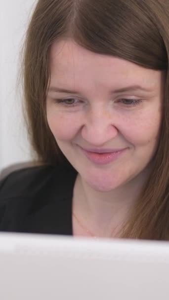 Молодая Женщина Сидит Компьютером Приеме Стоматолога Белого Офиса Любой Компьютерный — стоковое видео