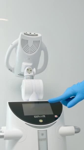 Şlem Doktorunu Eldivenli Düğmeye Bas Cihaz Dişleri Beyazlatan Ultraviyole Lazer — Stok video