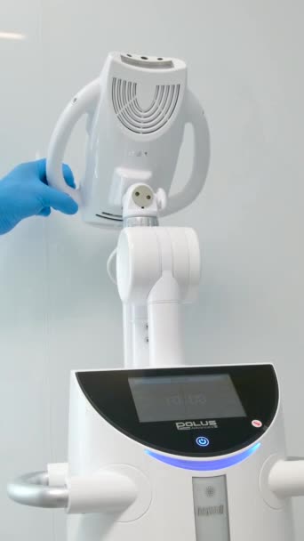 장갑을 의사가 프로세스를 버튼을 누르면 도구는 자외선 레이저를 사용하는 폴즈를 — 비디오
