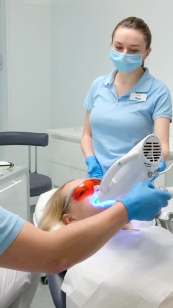 Οδοντιατρική Κλινική Λεύκανση Δοντιών Γυναίκα Που Βρίσκεται Κάτω Από Συσκευή — Αρχείο Βίντεο