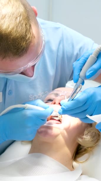 석에서 치아를 청소하기 의학의 새로운 의사파란 우크라이나 2022 — 비디오