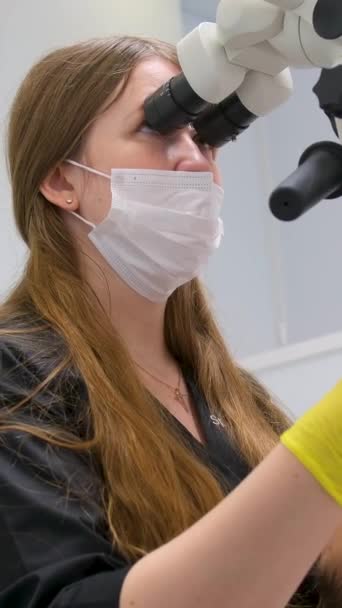 Vrouwelijke Tandarts Met Masker Mond Uitvoeren Van Examen Patiënt Met — Stockvideo