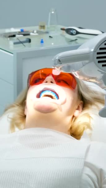 중국에서 치아의 색깔을 결정하기 Optragat 필터의 동작으로부터 잇몸을 분리하는 — 비디오