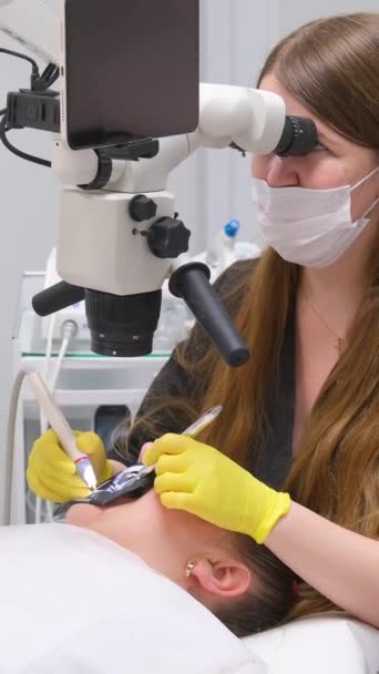 Tandarts Gele Handschoenen Zwarte Kleren Een Vrouw Werkt Met Patiënten — Stockvideo