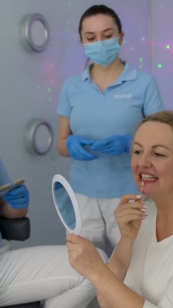 Dentista Masculino Escolhendo Dentes Esmalte Cor Sombra Para Paciente Mulher — Vídeo de Stock