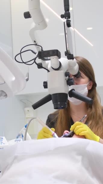 Moderne Tandheelkundige Kliniek Met Een Microscoop Voor Behandeling Van Patiënten — Stockvideo
