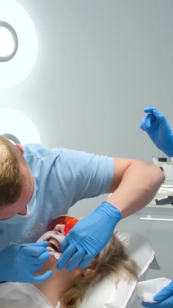 치과에서 보호를 환자의 치아를 페르담을 제거하는 고글을 하얗게 물질로부터 — 비디오