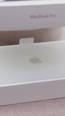 Apple Macbook 'un yeni dizüstü bilgisayar modelinin kutusunu evde M1pro işlemciyle açıyorum. Yüksek kalite 4k görüntü Ukrayna 2023