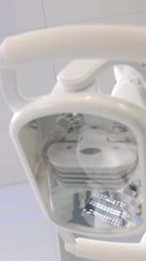 Sağlıklı Spal lambadaki tıbbi lamba yanıyor ve sonra kapanıyor. Yüksek kalite 4k görüntü