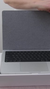 Bayan eller koruyucu filmi yeni Macbook 'un monitöründen kaldırıyor. 14 profesyonel yeni aletler alıyor. Kutu bilgisayarındaki en son teknoloji elma şirketi. 