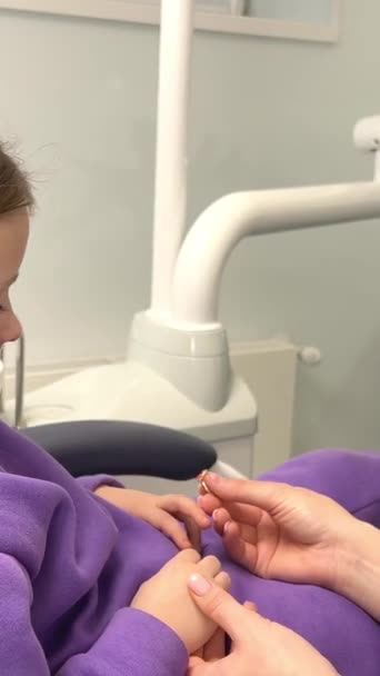 Flickan Tandstolen Rädd För Att Öppna Munnen Läkaren Att Intressera — Stockvideo
