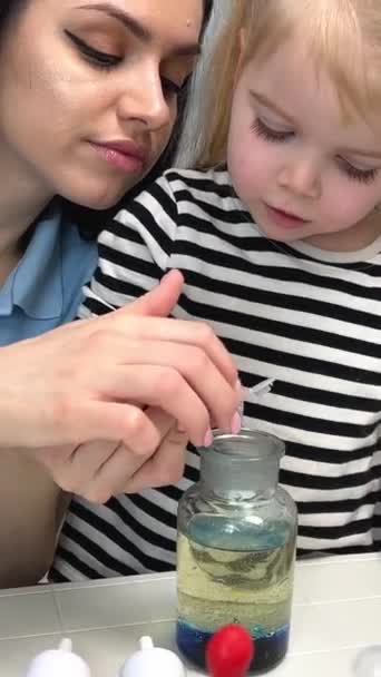 Laboratoire Enfants Expériences Chimiques Une Femme Montre Une Petite Fille — Video