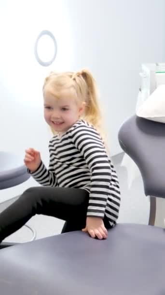 Diş Hekimindeki Küçük Kız Diş Tedavisi Için Bağımsız Olarak Diş — Stok video