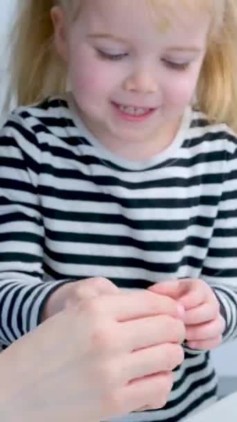 Laboratuvarda Laboratuvar Önlüğü Giyip Kimya Öğrenen Sevimli Küçük Bir Kız — Stok video
