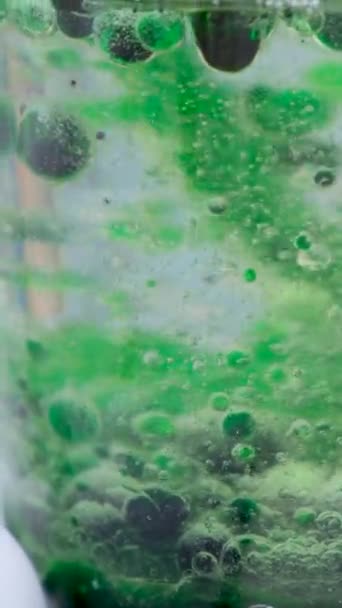 緑色の液体で満たされた試験管でいっぱいのトレイ 高品質4K映像 — ストック動画