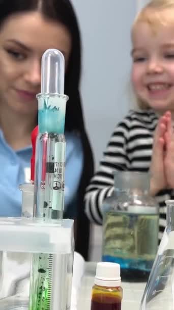 Wenig Wissenschaftler Neugierige Tochter Spielen Mit Mama Bei Bildungsaktivität Engagiert — Stockvideo