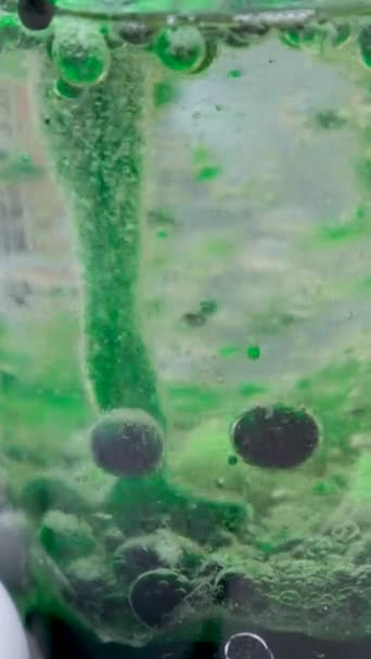 Μεγάλο Κοντινό Πλάνο Της Τρυβλίο Petri Πράσινο Λάδι Φυσαλίδες Στο — Αρχείο Βίντεο