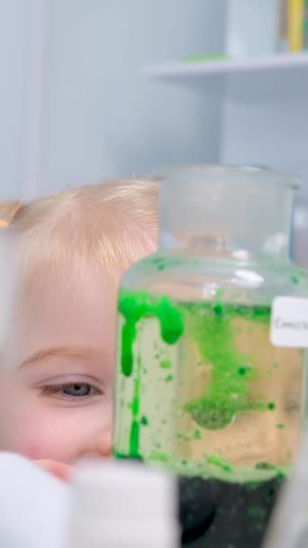 Elementary School Science Chemistry Classroom Enthusiastic Teacher Shows Funny Chemical — Video Stock