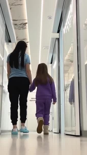 Kadın Kız Koridor Boyunca Yürür Birbirlerine Bakarlar Büyük Beyaz Koridor — Stok video