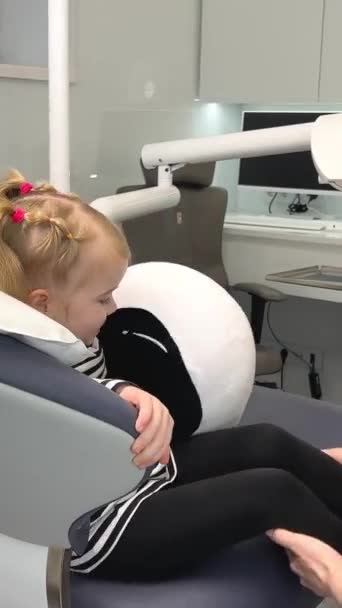 Bambina Sedia Dentale Con Medico Peluche Aiuta Ragazza Sedersi Sulla — Video Stock