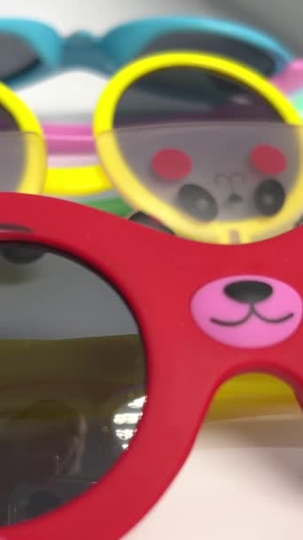 Gafas Sol Para Niños Rojo Amarillo Azul Sobre Blanco Protección — Vídeo de stock
