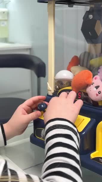 Белая Девушка Играет Игрушечный Автомат Продаже Кранов Игру Коготь Кабинет — стоковое видео