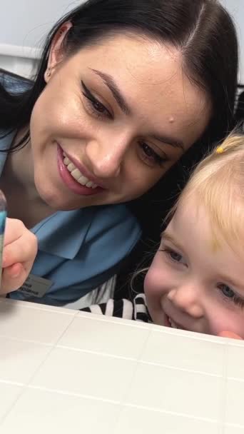 Маленький Ученый Любопытный Дочь Играть Мамой Занимающейся Образовательной Деятельностью Сделать — стоковое видео