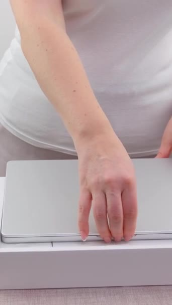 Unboxing Novo Apple Macbook Pro Laptop Tardio Caixa Mãos Abrem — Vídeo de Stock