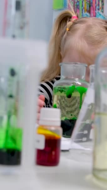 Kleines Kind Experimentiert Labor Grünes Flaschenglas Mit Flüssigkeit Berücksichtigen Vorschulalter — Stockvideo