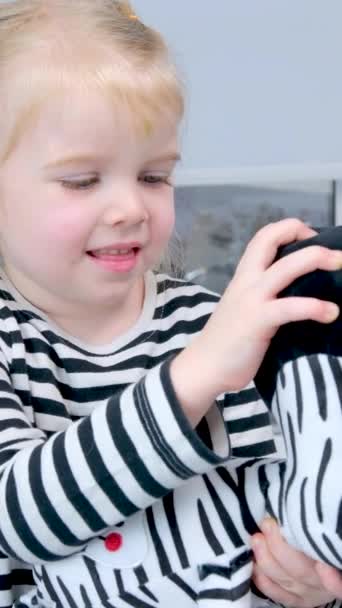 Девушка Полосатой Блузке Осматривает Свои Зубы Игрушке Зебра Специальная Модель — стоковое видео