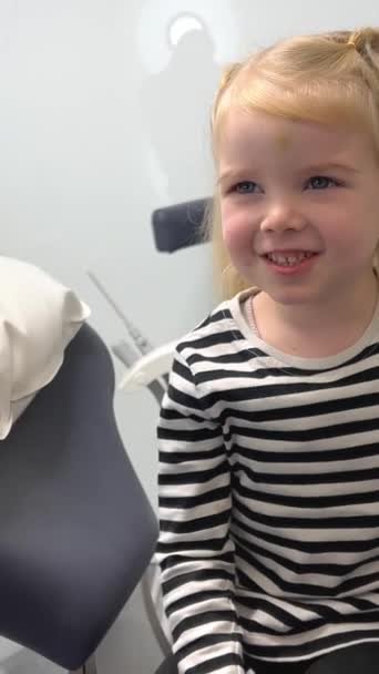 女医の女の子笑顔額に大きな打撲傷国内暴力医師コミュニケーション社会福祉へ子供ソフトおもちゃ — ストック動画