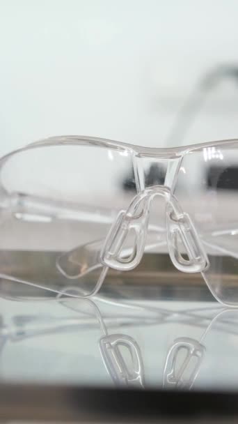 Gafas Rojas Protectoras Protección Odontología Cosmetología Depilación Láser Blanqueamiento Dientes — Vídeos de Stock
