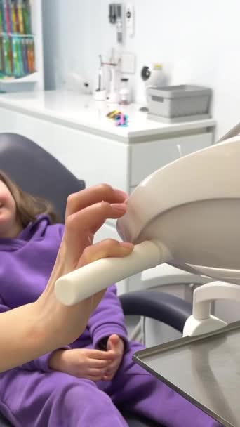 Comunicação Odontológica Infantil Com Crianças Criança Adorável Sorrindo Enquanto Conversa — Vídeo de Stock