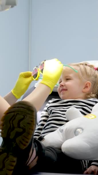 Giovane Medico Mostrando Bambina Sedia Dentale Primo Viaggio Dal Dentista — Video Stock