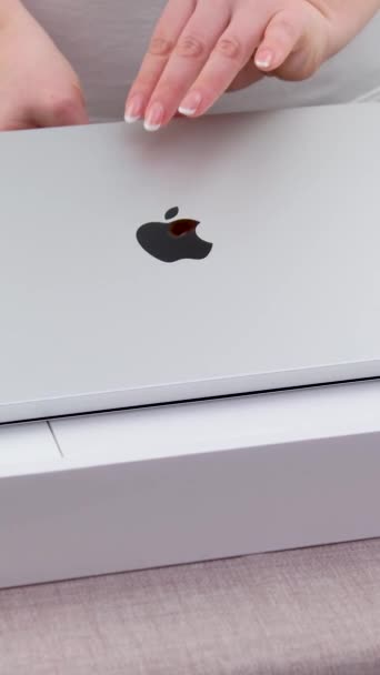 Déballage Nouvel Ordinateur Portable Macbook Sur Mains Ouvertes Gadget Gros — Video