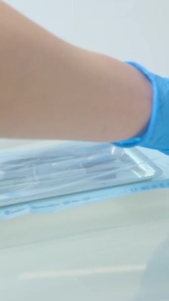 Kvindelige Hænder Sygeplejerske Udpakning Sterile Instrumenter Efter Sterilisering Samt Cofferdam – Stock-video