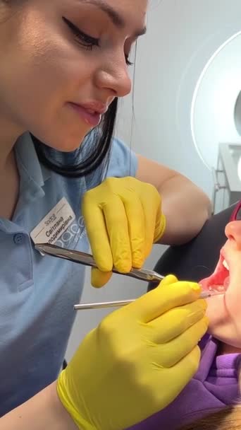 Tratamento Crianças Dentes Leite Dentista Mulher Olha Para Crianças Boca — Vídeo de Stock