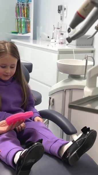 Zubní Ordinace Děti Stomatologie Lékař Hraje Dívkou Zubním Křesle Dává — Stock video