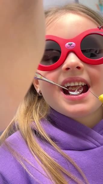Kleine Mädchen Spielen Zahnarzt Und Behandeln Einander Der Zahnarztpraxis Kinderzahnheilkunde — Stockvideo