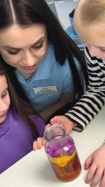 Aboratory Eksperymentów Chemicznych Dwie Dziewczyny Zaglądają Butelki Bąbelkami Olejkiem Słonecznikowym — Wideo stockowe