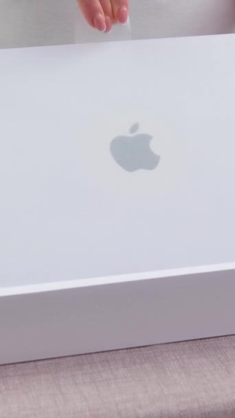 Mulher Tira Novo Macbook Caixa Branca Comprar Mais Recente Tecnologia — Vídeo de Stock