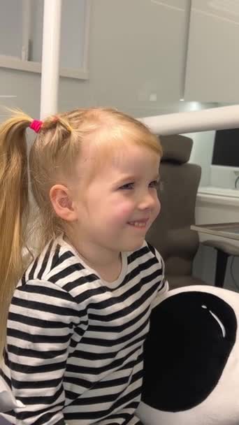 Стоматологія Дітей Знайомства Стоматологія Дітей Лікарі Розмовляють Маленькою Дівчинкою Хвостами — стокове відео