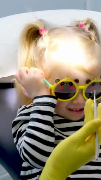 Zbliżenie Twarz Małej Dziewczynki Lekarza Masce Żółte Rękawiczki Higieniczne Narzędzia — Wideo stockowe