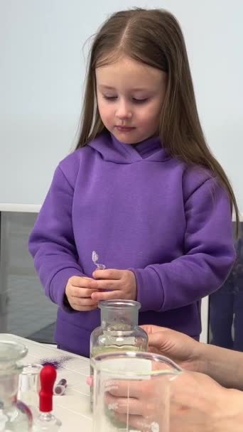 Εργαστήριο Χημικών Πειραμάτων Για Παιδιά Κοριτσάκι Ρίχνει Πούλιες Από Δοκιμαστικό — Αρχείο Βίντεο