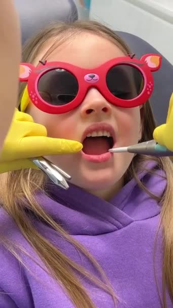 Hands Unrecognizable Pediatric Dentist Call Smiling Cute Girl Sitting Chair — 图库视频影像