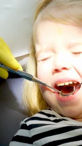 歯医者で子供の歯を調べる歯医者の一部 高品質の写真 — ストック動画